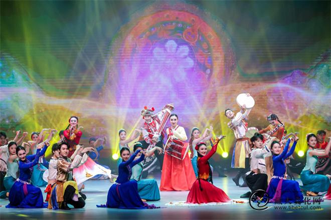 1761719195621789.jpg 2025全国少数民族优秀舞蹈作品展演在武汉举行3.jpg