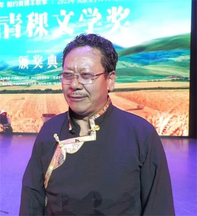 第四届“青稞文学奖”颁奖典礼在阿坝县举行10.jpg