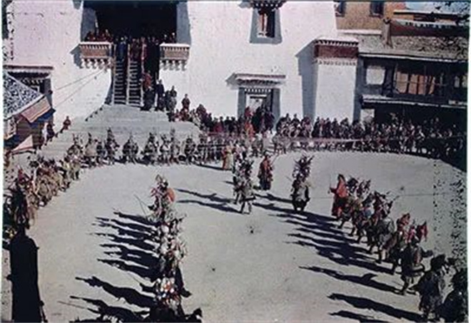 西藏地方甘丹颇章时期新年庆典世俗礼服研究2.jpg