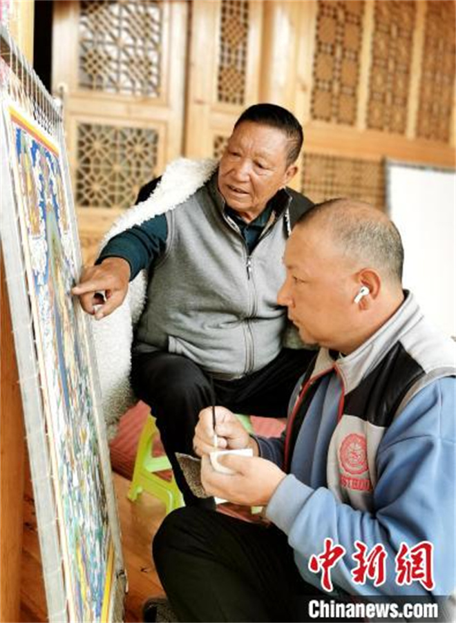 中国“藏画之乡”里的非遗工匠：用心画每一笔，但更慎于动笔1.jpg