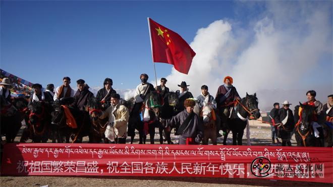 四川理塘：马术巡游送祝福2.jpg