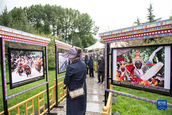 庆祝西藏和平解放70周年影像展在拉萨开幕3.jpg