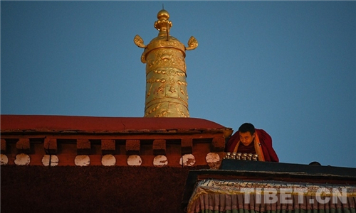 西藏迎来“燃灯日”纪念宗喀巴大师圆寂600周年3.jpg