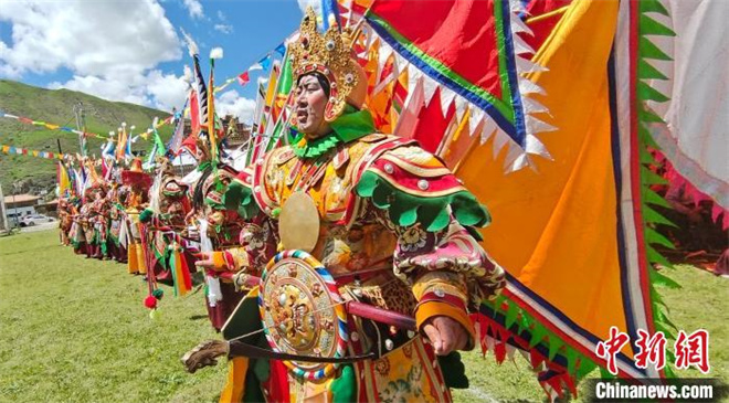 青海省班玛县：藏戏团展演《赛马称王》传承世界最长史诗2.jpg
