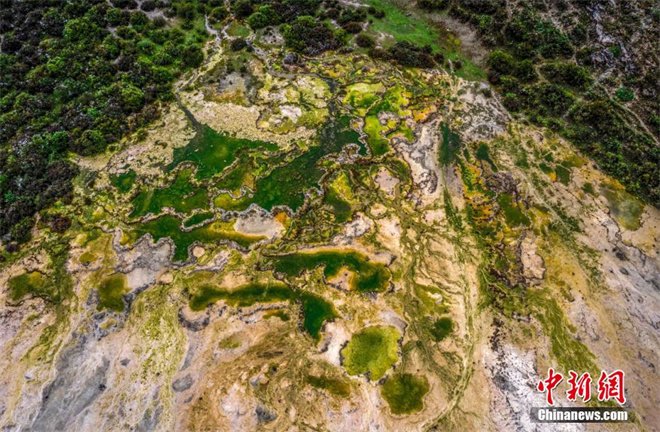 四川省甘孜州：隐藏在山谷中的最美钙化彩池6.jpg