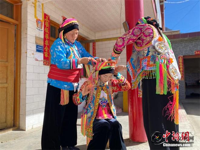 甘肃省甘南州村落演绎古老藏羌民俗欢度藏历年2.jpg