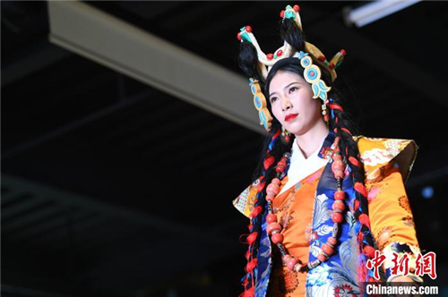 型男靓女 青海藏族服饰秀传统与时尚“并驾齐驱”2.jpg