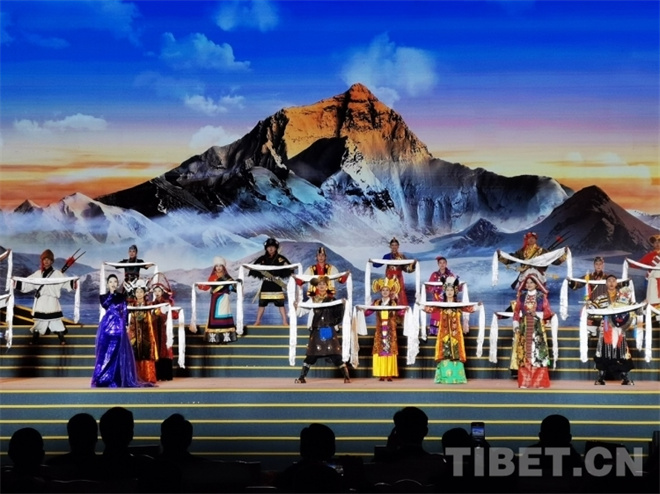 第三届中国西藏“环喜马拉雅”国际合作论坛文艺演出在西藏鲁朗镇上演2.jpg