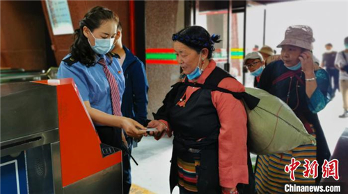 进出西藏旅客9日起可享铁路电子客票“一证通行”2.jpg