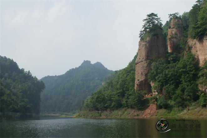 右侧的两处奇峰就是传说中王母娘娘的“秋千架”.JPG
