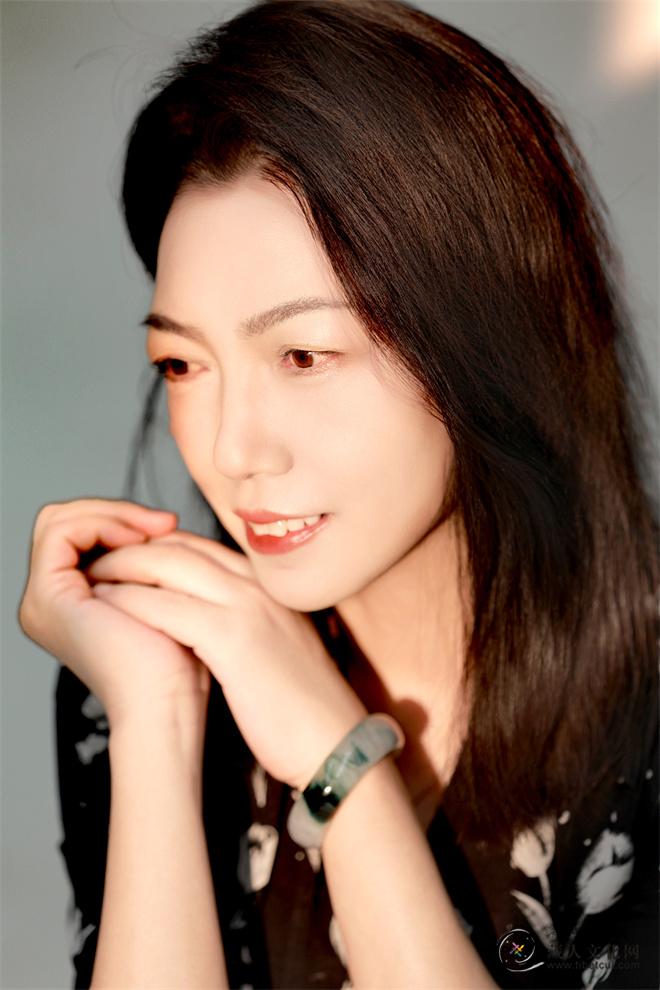 严英秀散文集《我唱歌，因为我悲伤》出版发行2.jpg