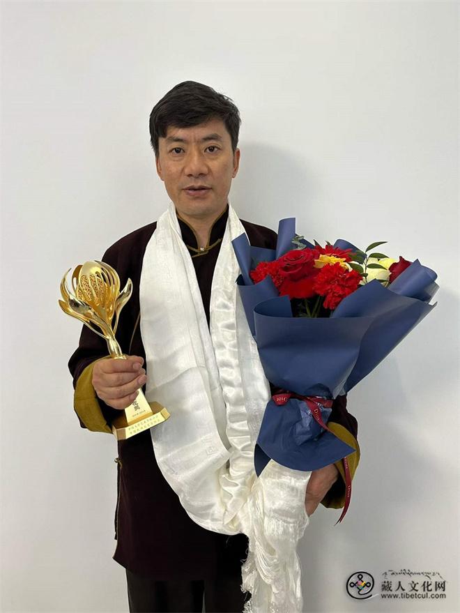 更登才让喜获中国民间文艺最高奖“山花奖”1.jpg