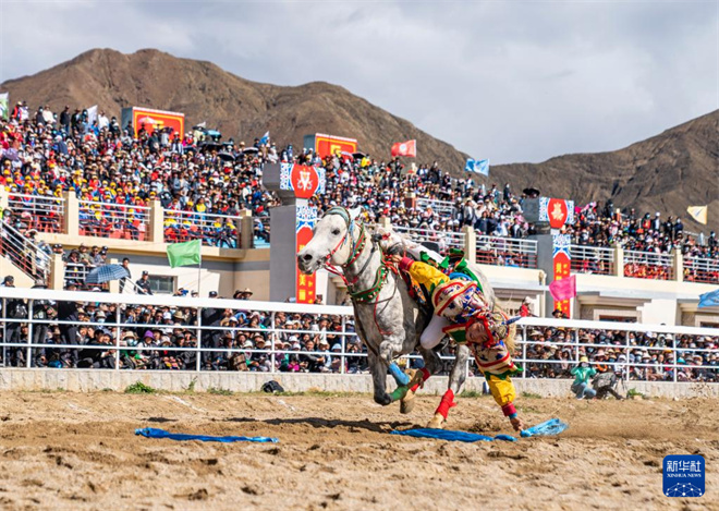 “策马欢歌·珠峰云际”赛马活动在西藏日喀则举行2.jpg