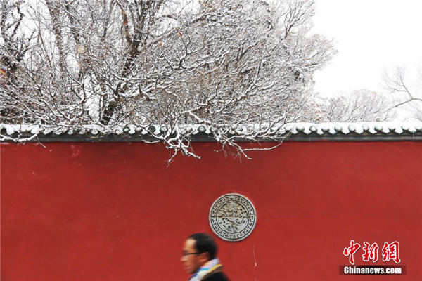 青海塔尔寺“朝佛季”：瑞雪点缀藏传佛教圣地1.jpg