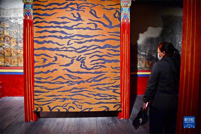 拉萨举行“虎毯”展览2.jpg
