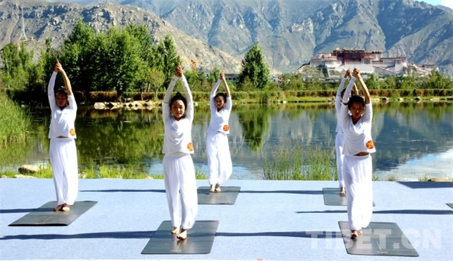 2023年西藏自治区全民健身系列活动（健身瑜伽）举行2.jpg