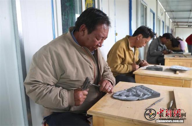 青海泽库：非遗和日寺石刻变身增收致富产业2.jpg