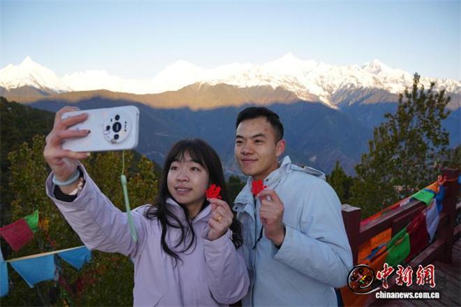 云南梅里雪山 “观山经济”激活文旅发展动能9.jpg