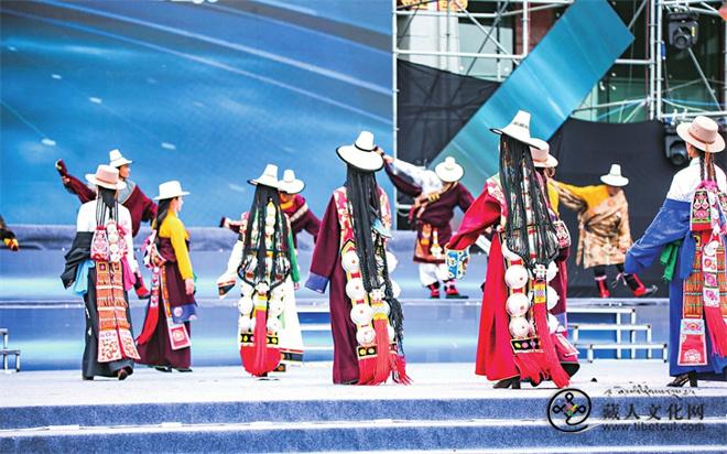 海南州藏族传统服饰特点3.jpg