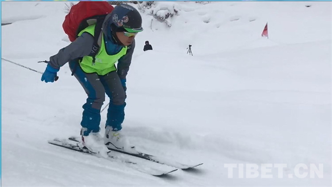 西藏举行迎北京冬奥会滑雪登山体验活动4.jpg
