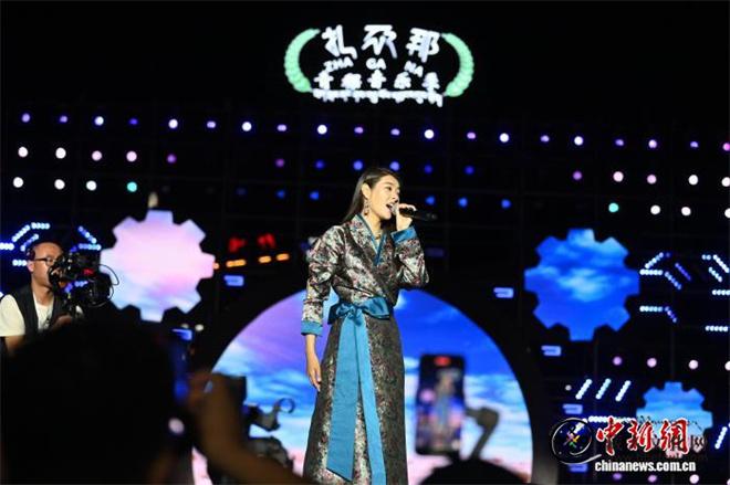 甘肃扎尕那青稞音乐季启幕 首场演绎“最炫民族风”1.jpg