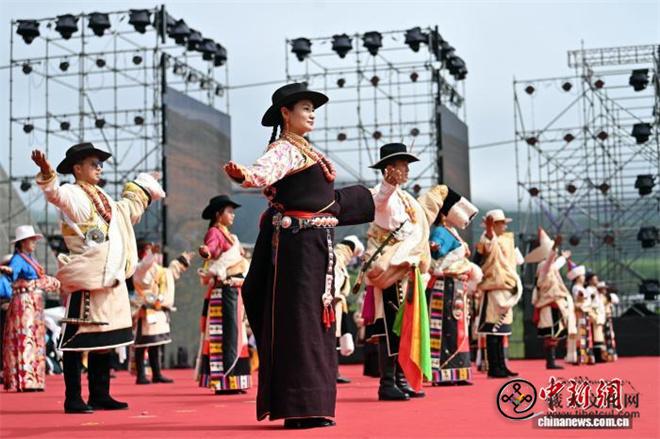 “中国锅庄之乡”甘肃碌曲第十一届锅庄文化周开幕5.jpg