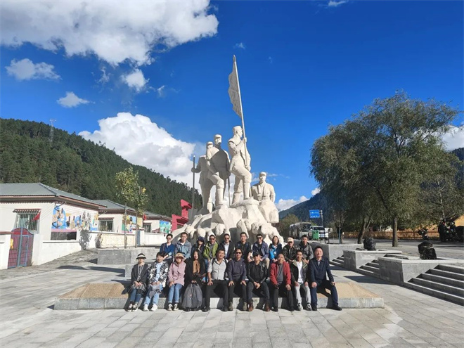 西藏作家协会采风笔会在林芝市波密县举行5.jpg