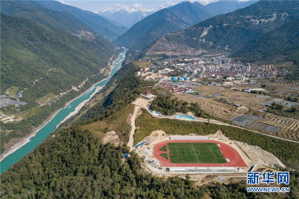 山崖上的足球场 西藏墨脱的“新年礼物”1.jpg