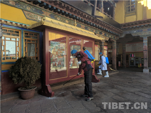 科学应对 共克时艰 西藏寺庙僧人为疫区祈福捐款7.jpg