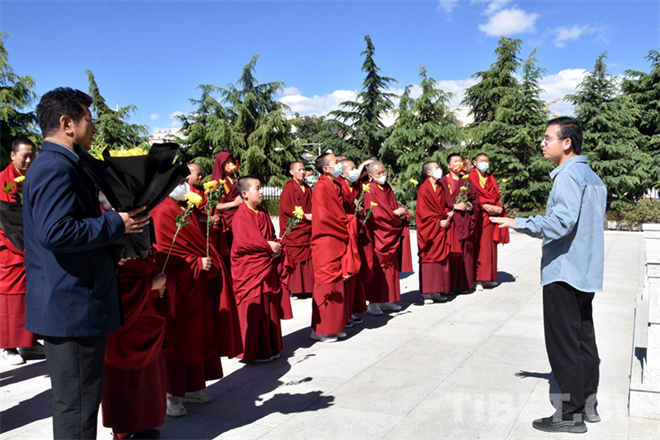 西藏佛学院少年活佛小学班举行庆“六一”国际儿童节活动5.jpg