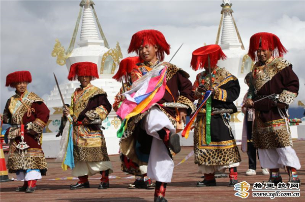 德钦县第六届神山祭祀活动在飞来寺观景台举行1.jpg