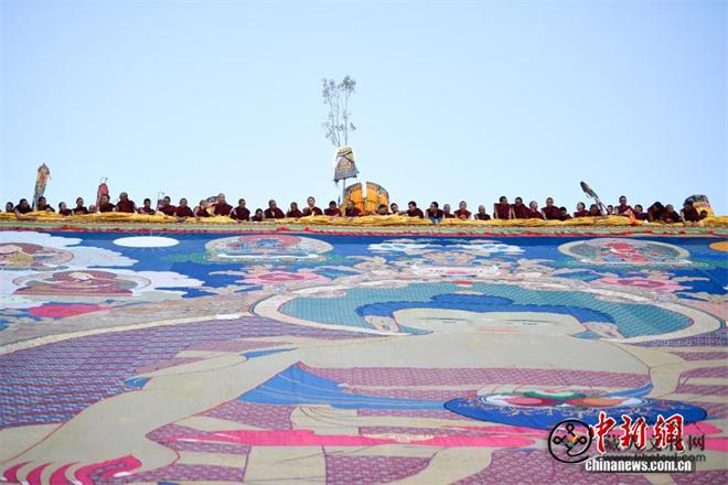 拉萨举行雪顿节展佛活动3.jpg