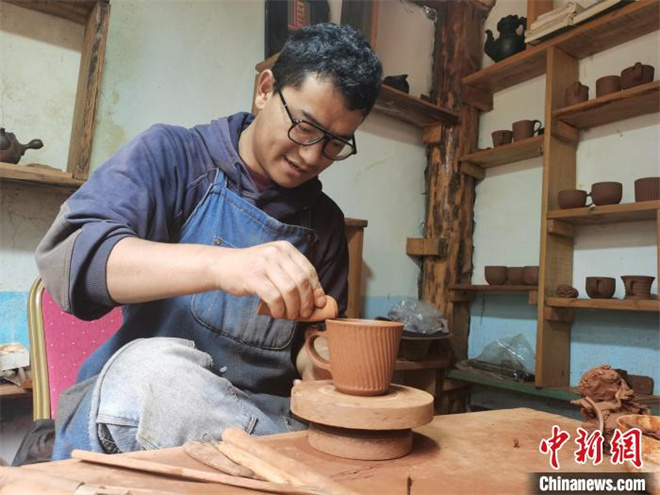 云南省迪庆州：“非遗”黑陶薪火相传促发展2.jpg