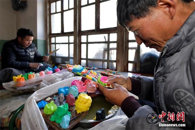 西藏拉萨：制作酥油花迎春节、藏历新年4.jpg