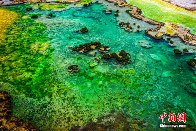 四川省甘孜州：隐藏在山谷中的最美钙化彩池2.jpg