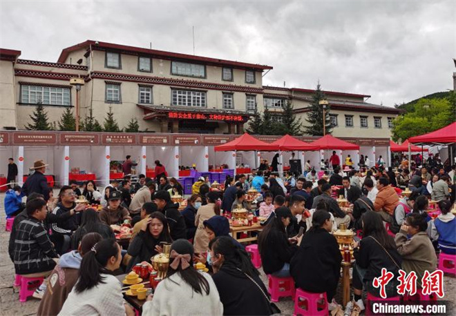 松茸美食节在云南香格里拉开幕 高原特产丰富旅游市场2.jpg