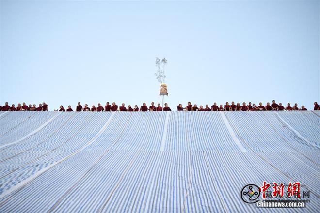 拉萨举行雪顿节展佛活动1.jpg