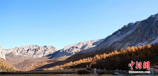 四川稻城亚丁：雪山露真容 景色美如画4.jpg