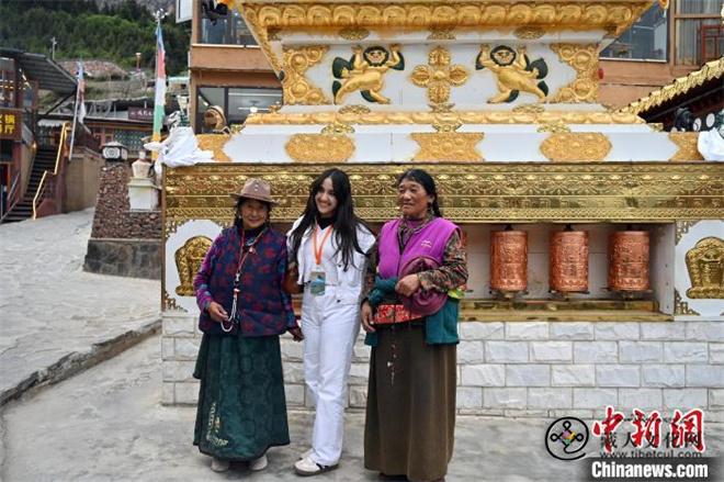 甘南藏寨成国际旅游新宠 东南亚游客占比飙升2.jpg