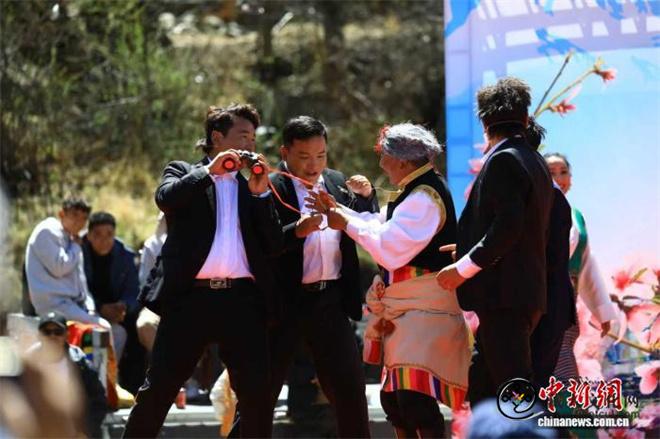 西藏山南拉康镇第五届桃花旅游交流会开幕2.jpg