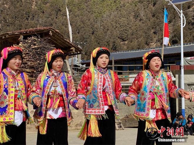 甘肃省甘南州村落演绎古老藏羌民俗欢度藏历年1.jpg