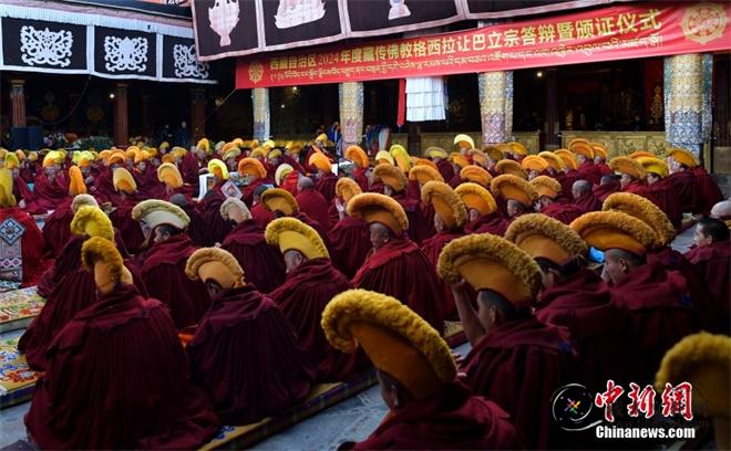 西藏12名考僧立宗答辩晋升藏传佛教格西拉让巴学位3.jpg