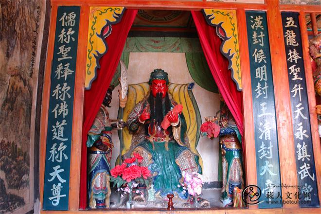 真武观中的关公坐像，两侧的对联颇有意味.JPG