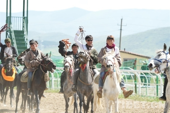 策马扬鞭！红原大草原雅克赛马会上演激情驰骋3.jpg