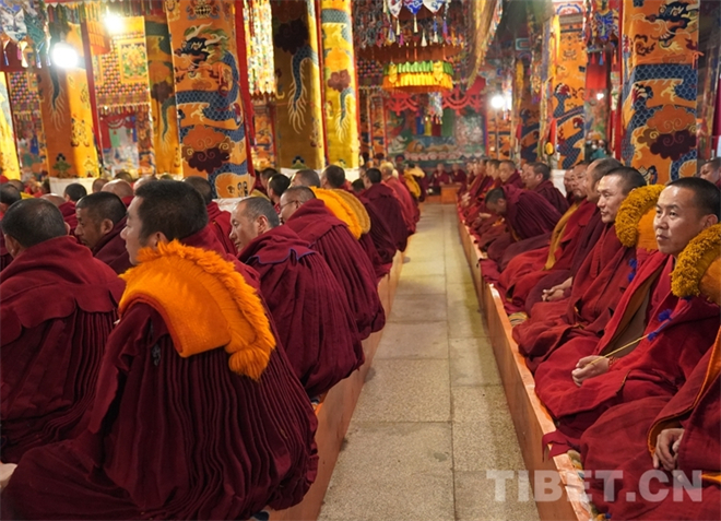 班禅在格鲁派祖寺朝拜并观摩格西拉让巴学位夏季预考6.jpg