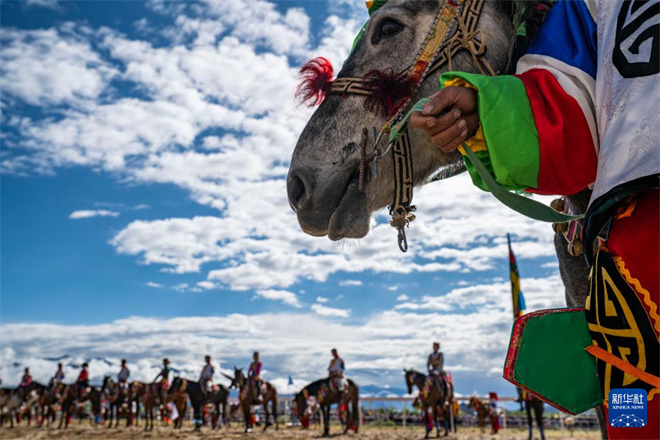 “策马欢歌·珠峰云际”赛马活动在西藏日喀则举行6.jpg