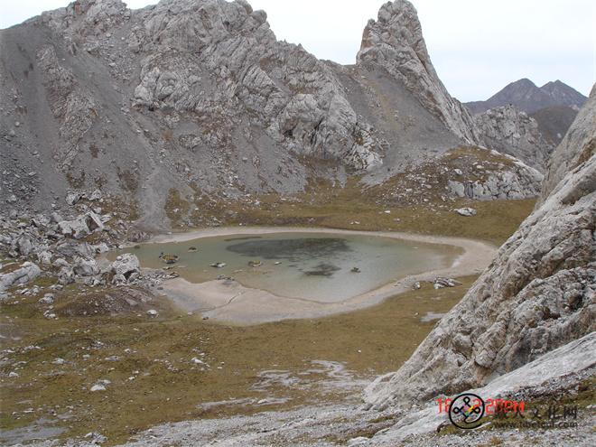 马牙雪山及其神湖.JPG