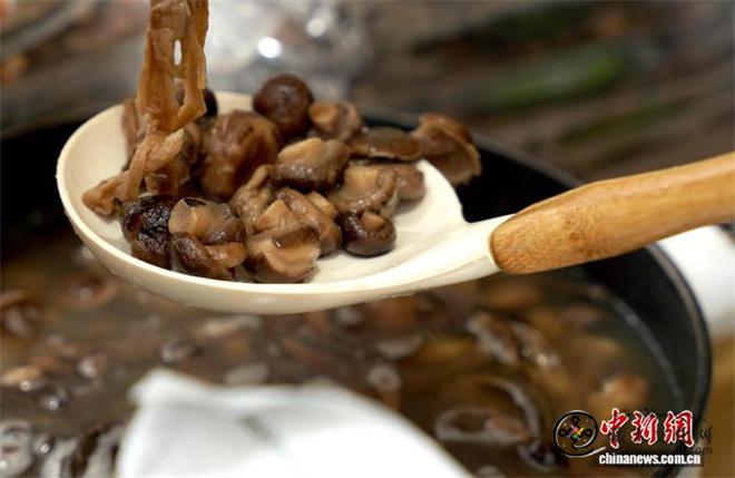 2025年林芝松茸美食文化节举办2.jpg
