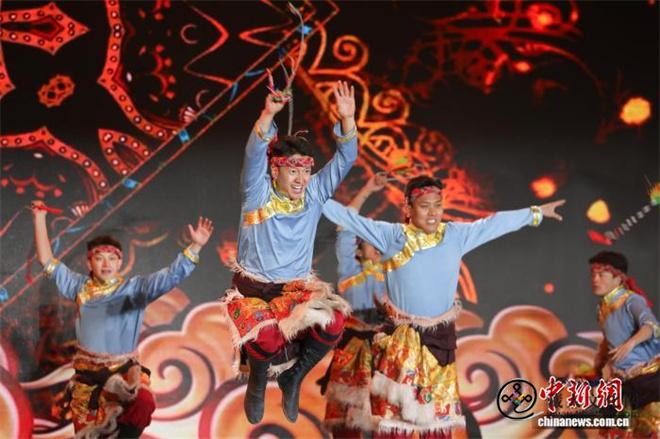 青海贵德：2026藏历火马新年文艺晚会上演5.jpg