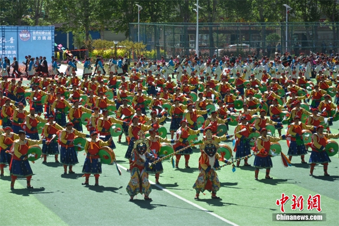 西藏日喀则大型非遗歌舞展演创世界纪录1.jpg